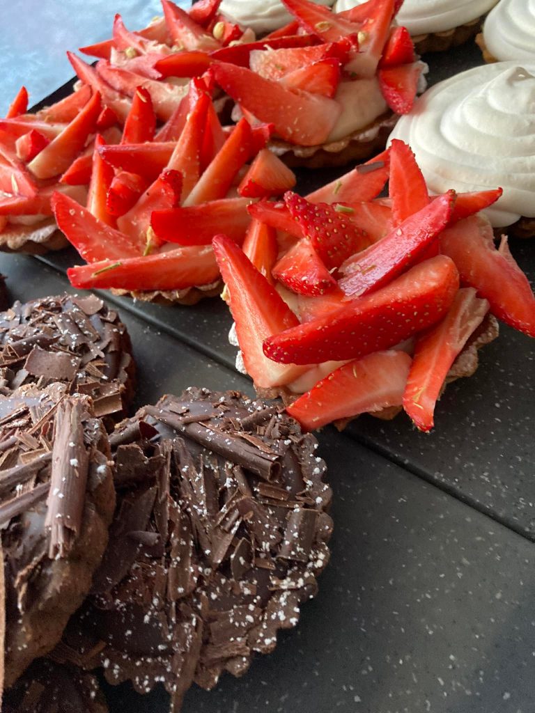 Chocolaterie - Exposition de pâtisserie en vitrine